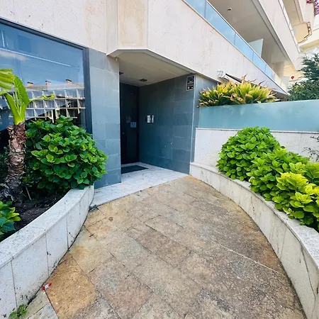 Hermoso Piso En Un Paso De La Playa De Fenals Con Piscina