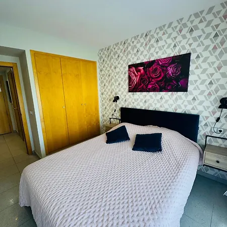 Hébergement de vacances Hermoso Piso En Un Paso De La Playa De Fenals Con Piscina