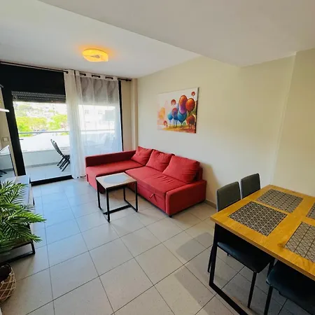 Дом отдыха Hermoso Piso En Un Paso De La Playa De Fenals Con Piscina *